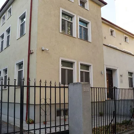 Spacious Loft-style In A Private Fenced Building, Close To The City Center, Equipped With All Modern Amenities Lejlighed *